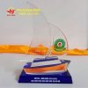 kỷ niệm chương pha lê con thuyền buồm mẫu 6