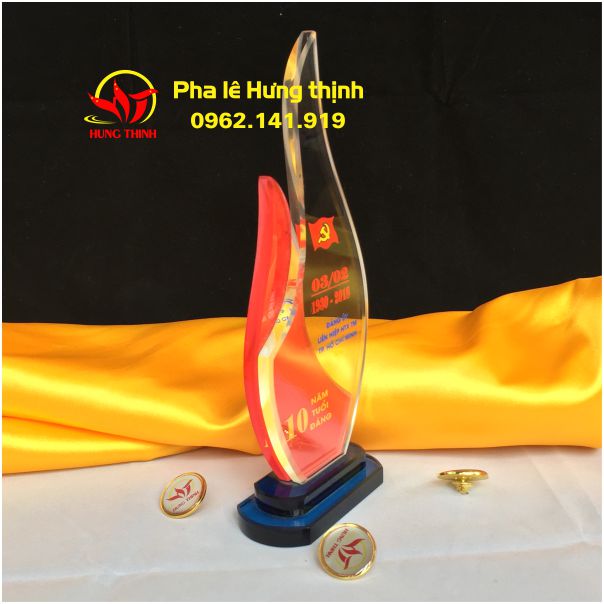 kỷ niệm chương pha lê hình ngọn lửa mẫu 1
