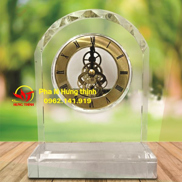 Với sự tỏa sáng, thu hút của pha lê, chiếc đồng hồ càng tăng thêm ý nghĩa