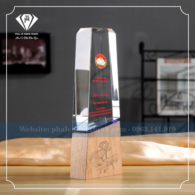 Cúp pha lê đế gỗ 03